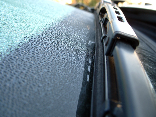 Chăm sóc xe ô tô trong mùa mưa: Thay cần gạt nước